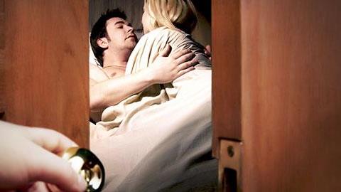 «Γιατί απάτησα τη γυναίκα μου»: 8 άντρες εξομολογούνται