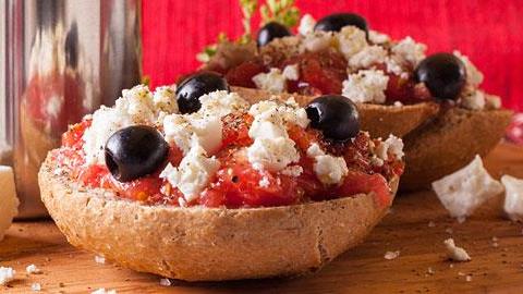 4 σαλάτες με άρωμα Κρήτης