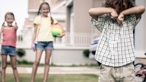 Kοροϊδεύουν το γιο μου επειδή δεν μπορεί να πει το «σ». Πώς να τον βοηθήσω;