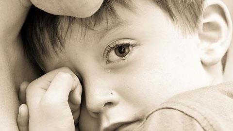 Ο γιος μου είναι υπερευαίσθητος. Φταίει που μεγαλώνει κυρίως με τη μαμά του;