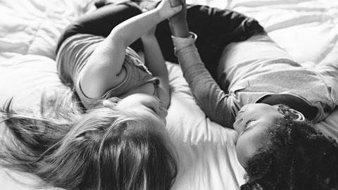 Η σχέση αγάπης δύο υιοθετημένων κοριτσιών, μέσα από ένα τρυφερό φωτογραφικό πρότζεκτ