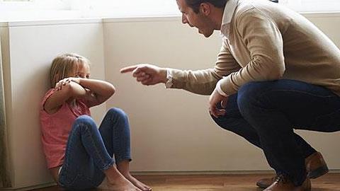 Από 7 ετών ο πατέρας μου με αποκαλεί «άχρηστη». Στα 26 μου έχω κατάθλιψη. Τι να κάνω;