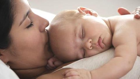 Γιατί τα βρέφη ξυπνούν κατά τη διάρκεια της νύχτας;