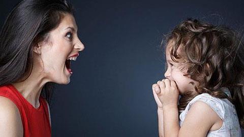 Γιατί η 4,5 ετών κόρη μου γίνεται υπάκουη μόνο όταν της βάζω τις φωνές;