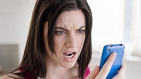 4 ξεκαρδιστικές συνομιλίες παντρεμένων ζευγαριών στο κινητό