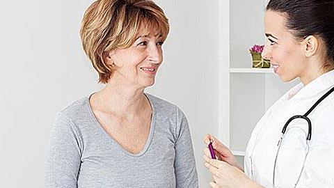 Είμαι 48 ετών και προσπαθώ να κάνω παιδί χωρίς «δανεικά» ωάρια. Έχω ελπίδες;