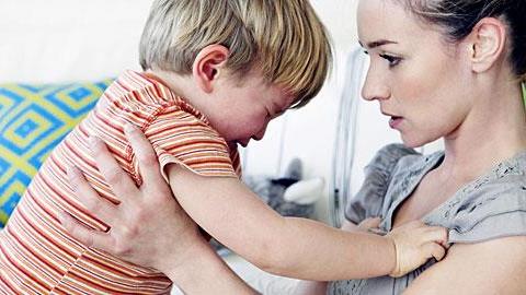 Παιδί που τραυλίζει και έχει ξεσπάσματα θυμού