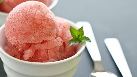 Πανεύκολη συνταγή για γρανίτα καρπούζι με 4 μόνο υλικά!