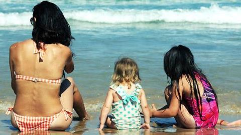Όσα σκέφτονται οι μαμάδες στην παραλία