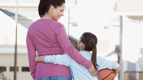 10 συμβουλές για μαμάδες που μεγαλώνουν κορίτσια