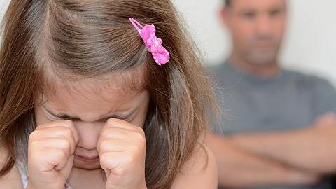 Η κόρη μου δεν ήθελε να φιλήσει τον πατέρα της και την μάλωσα