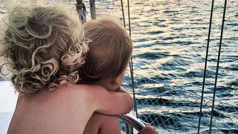 Δείτε πώς αυτοί οι γονείς μεγαλώνουν τα παιδιά τους σε ιστιοπλοϊκό!