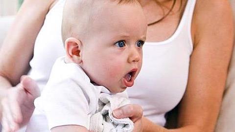 Ο σωστός τρόπος για να κάνετε το μωρό σας να ρευτεί