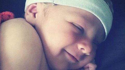 «Ποτέ μην εμπιστεύεστε το τέλειο μωρό-απάτη»: Μια μαμά με χιούμορ προειδοποιεί