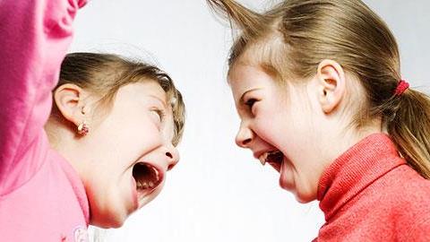 Η μεγάλη μου κόρη θέλει να επιβάλλεται διαρκώς στη μικρή