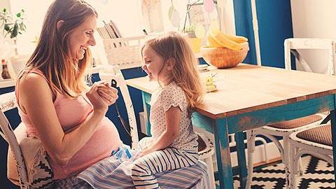 Μαμά ενός μικρού παιδιού και έγκυος: 7 δυσκολίες της καθημερινότητάς της