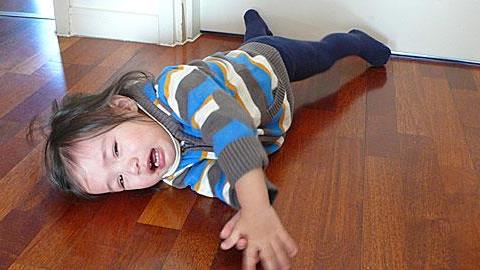 Γιατί ο 17 μηνών γιος μου χτυπάει το κεφάλι του στον τοίχο όταν θυμώνει;