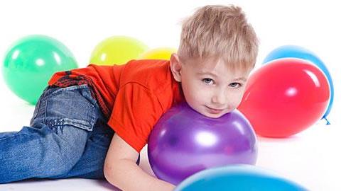 Ο γιος μου τρίβεται πάνω σε μπαλόνια