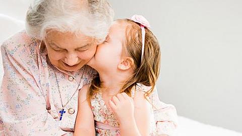 Η κόρη μου έχει αδυναμία στην γιαγιά και δεν θέλει να είναι μαζί μας