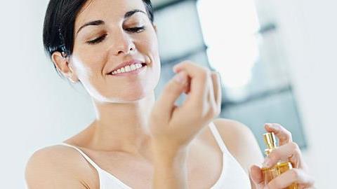 Πώς να κάνετε το άρωμά σας να διαρκέσει περισσότερο