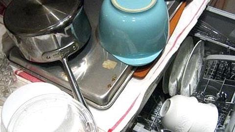 Τι δεν πρέπει να πλένετε ποτέ στο πλυντήριο πιάτων