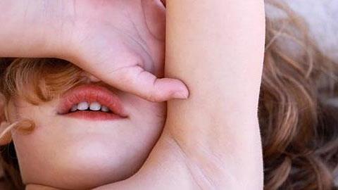 Είναι φυσιολογικό που η 6,5 ετών κόρη μου έχει τρίχες στη μασχάλη;