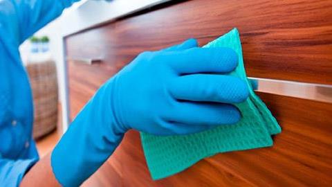 Πώς να καθαρίσετε τέλεια τα ντουλάπια της κουζίνας