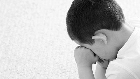 Αγόρι που νιώθει απομόνωση στο σχολείο