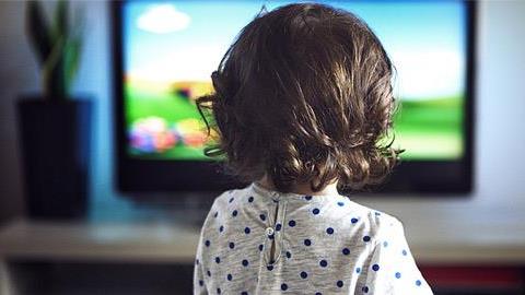 Πώς επηρεάζει η τηλεόραση τα μικρά παιδιά