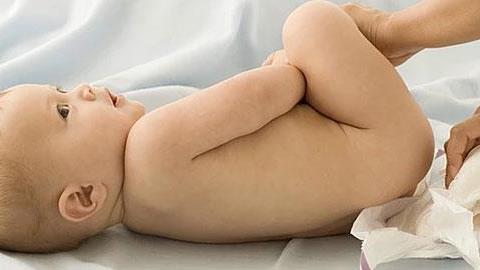 Γιατί τα κόπρανα και τα αέρια του μωρού μου έγιναν ξαφνικά σκούρα και δύσοσμα;