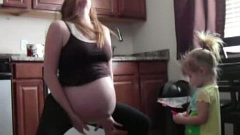 Δεν θα πιστεύετε τι έκανε αυτή η μαμά για να γεννήσει!