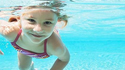 8 συμβουλές για ασφαλή παιχνίδια στο νερό