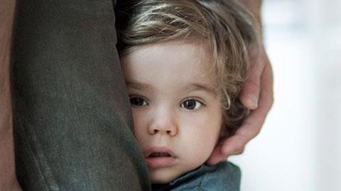 Ο 22 μηνών γιος μας θέλει συνέχεια αγκαλιά –φταίει ότι μόλις ξεκίνησε τον παιδικό;