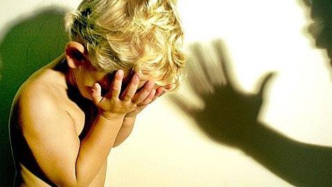 Η γυναίκα μου είναι βίαιη με εμένα και τα παιδιά, με αποτέλεσμα να τους δημιουργεί πρόβλημα. Τι να κάνω;