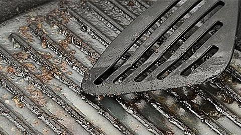 Πώς να καθαρίσετε σε δευτερόλεπτα τα μαντεμενένια σκεύη