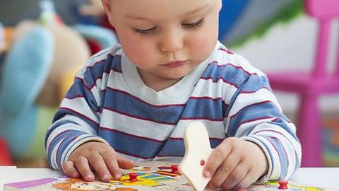 Πώς να μάθετε στο παιδί να παίζει μόνο του