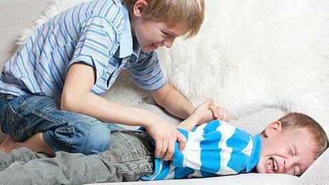 Πώς να σταματήσω τα αγόρια μου να μαλώνουν μεταξύ τους;