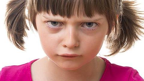 Η 7χρονη κόρη μου γράφει απειλητικά σημειώματα στους συμμαθητές της