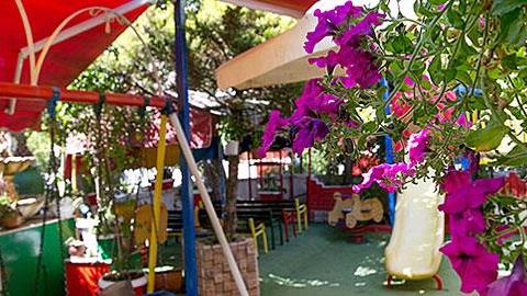 6 ταβέρνες με χώρο για να παίξουν τα παιδιά