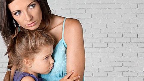 Από τότε που ξεκίνησε το νήπιο η 5 ετών κόρη μου έχει προσκολληθεί πάνω μου!
