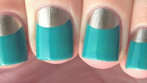 Σχέδιο «μισοφέγγαρο» για τα νύχια: Ένας πανεύκολος τρόπος να το κάνετε μόνες σας