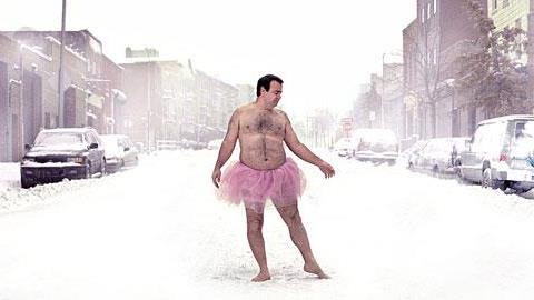 Σύζυγος ντύνεται μπαλαρίνα για να χαρίσει γέλιο στην καρκινοπαθή γυναίκα του!