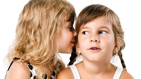 Οι κόρες μου παίζουν «πονηρά» παιχνίδια μεταξύ τους. Πώς να το διαχειριστώ;
