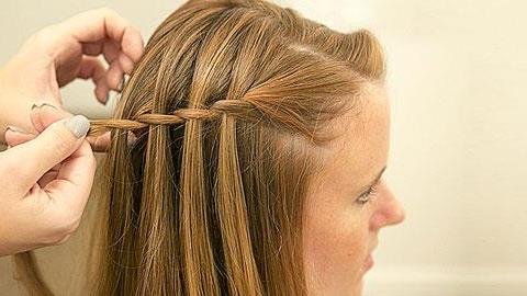 Πώς να κάνετε μόνες σας την εντυπωσιακή πλεξούδα «καταρράκτη»