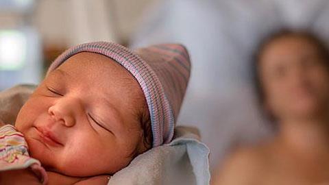 Όταν γίνεσαι μαμά: 7 μεγάλες αλήθειες που δεν λένε τα βιβλία