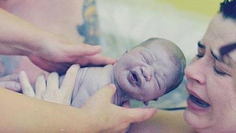 15 συγκλονιστικές φωτογραφίες δείχνουν πώς είναι πραγματικά ο τοκετός στο σπίτι