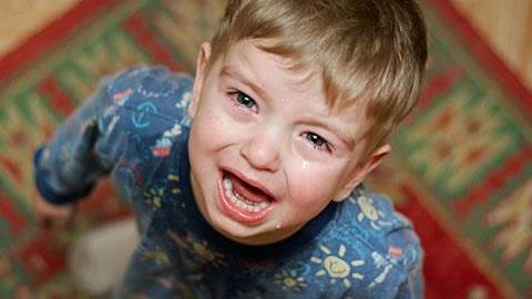 Ο 3 ετών γιος μου έχει πολύ βίαια ξεσπάσματα. Γιατί και τι πρέπει να κάνω;