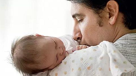 Άδεια ανατροφής παιδιών θα μπορούν να πάρουν και οι άντρες