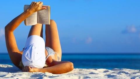 Βιβλία δίπλα στο κύμα