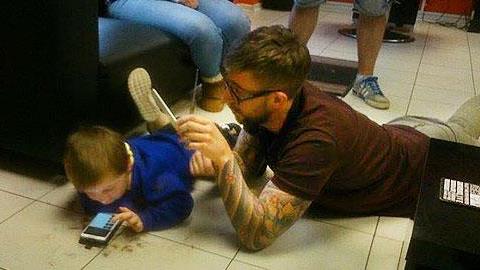 Απίστευτος κομμωτής κουρεύει αυτιστικό αγόρι με έναν μοναδικό τρόπο